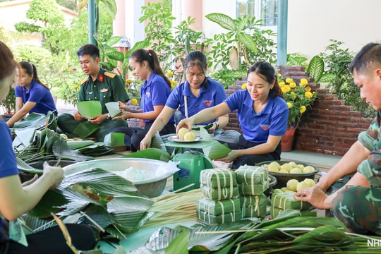 Quân khu 9: Bộ đội thiết giáp trổ tài gói bánh chưng xanh