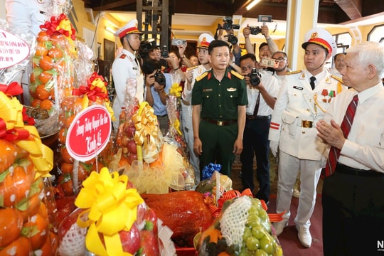 Dâng hương tưởng niệm các Anh hùng liệt sĩ hy sinh trong Xuân Mậu Thân năm 1968