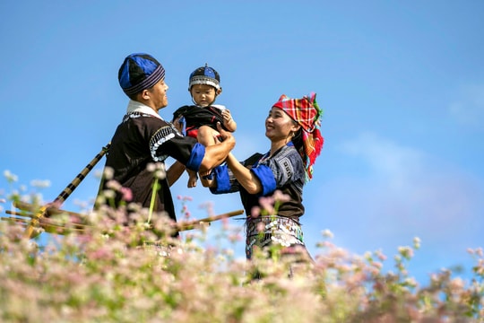 Những khoảnh khắc ấm áp về gia đình Việt trong sách ảnh “Gia đình kết nối yêu thương”