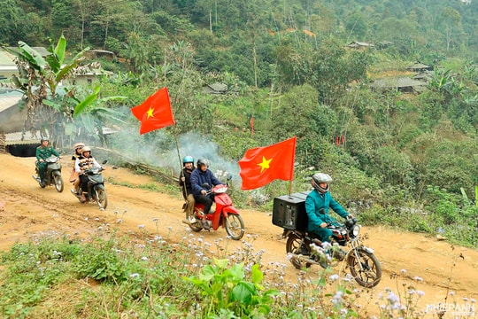 Từ bản làng người Mông - niềm tin gửi gắm trong từng lá phiếu