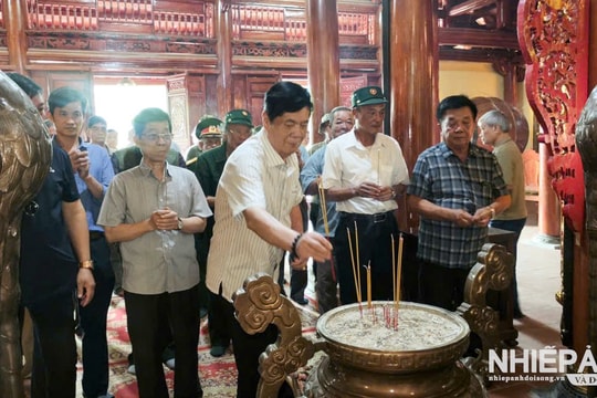 Đoàn Cựu chiến binh thủ đô Hà Nội, thành phố Hồ Chí Minh viếng Đền thờ anh hùng liệt sỹ Trung đoàn 1 U Minh