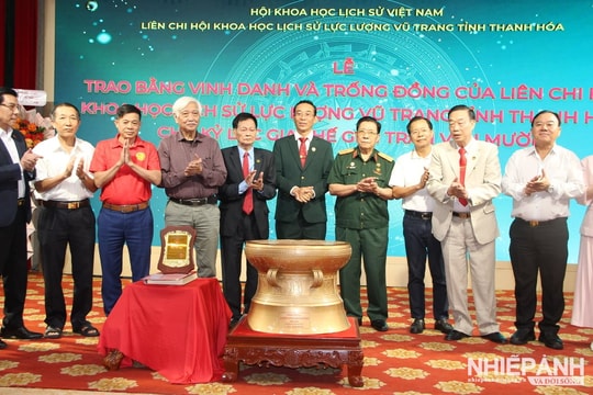 Lễ Vinh danh và trao kỷ vật Trống Đồng cho Giáo sư-Tiến sĩ Danh dự-Kỷ lục gia Thế giới Trần Văn Mười 