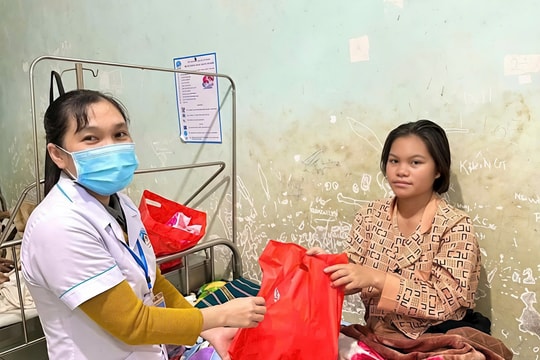 Tủ đồ sơ sinh 0 đồng tiếp sức sản phụ khó khăn ở Quảng Ngãi