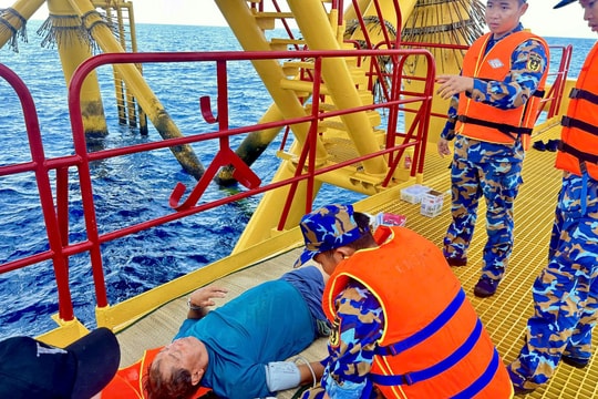 Cán bộ, chiến sĩ Nhà giàn DK1/11 kịp thời cấp cứu ngư dân gặp nạn trên biển