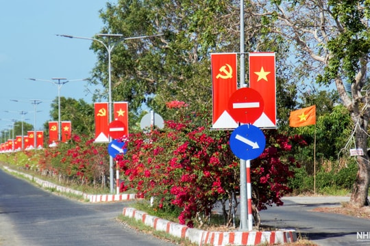 Xã Phan Ngọc Hiển: Rực rỡ tuyến đường cờ Tổ quốc