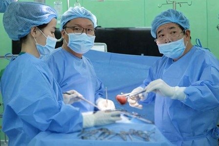 Phẫu thuật thành công cho bệnh nhân người Campuchia bị sỏi thận san hô to, khối lượng lớn