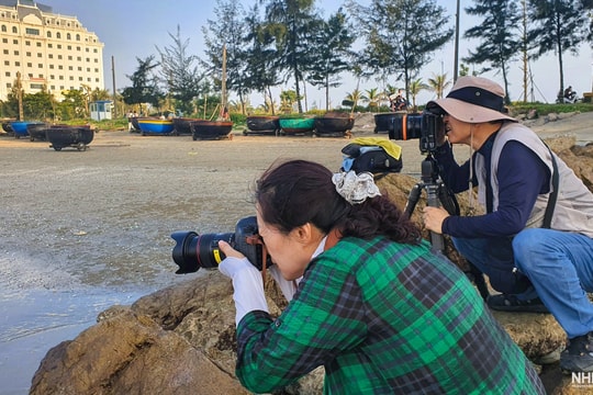 VỀ CỬA LÒ 
THĂM LÀNG CHÀI VÀ NGHỀ NƯỚNG CÁ
