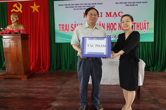 DẤU ẤN  CỦA CÁC VĂN NGHỆ SĨ HỘI LHVHNT NGHỆ AN
TẠI TRẠI SÁNG TÁC VHNT KHU VỰC PHÍA NAM TẠI CẦN THƠ
