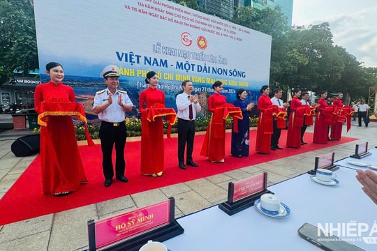 Lễ dâng hoa Chủ tịch Hồ Chí Minh và khai mạc Triển lãm ảnh “Việt Nam - Một dải non sông”; “Thành phố Hồ Chí Minh vang mãi khúc khải hoàn”