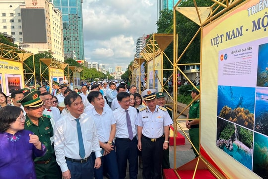 Khai mạc Triển lãm ảnh “Việt Nam - Một dải non sông”; “Thành phố Hồ Chí Minh vang mãi khúc khải hoàn”