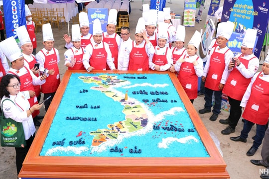 Xác lập kỷ lục “Bản đồ Việt Nam làm từ xôi nước cốt dừa lớn nhất Việt Nam” 