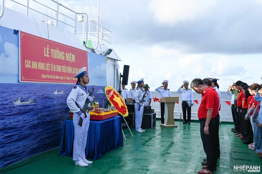 Những khoảnh khắc xúc động trong  Lễ tưởng niệm các Anh hùng liệt sĩ  nơi biển khơi Tổ quốc