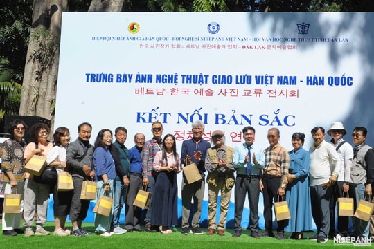 Khai mạc Trưng bày Triển lãm ảnh Nghệ thuật Việt Nam - Hàn Quốc

