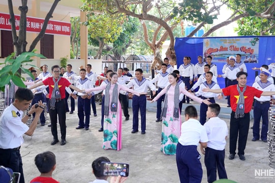 Giao lưu văn nghệ giữa trùng khơi