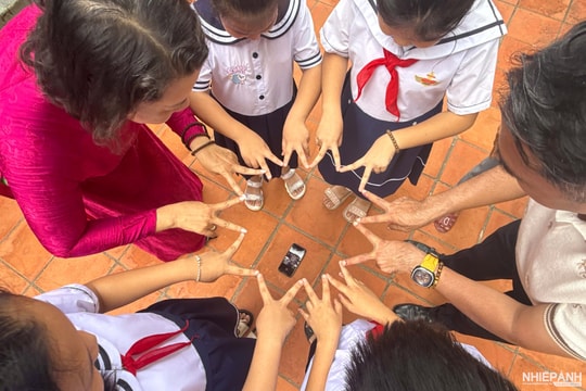 Người  “gieo mầm tri thức” nơi đầu sóng ngọn gió