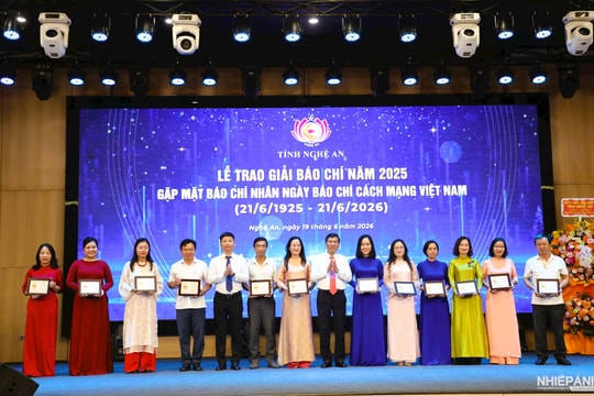 NGHỆ AN -
Kỷ niệm 101 năm ngày Báo chí cách mạng Việt Nam -
Trao Giải Báo chí Nghệ An năm 2025

