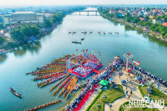 Quảng Trị: Lệ Thủy rộn ràng chuẩn bị Lễ hội đua, bơi thuyền truyền thống trên sông Kiến Giang