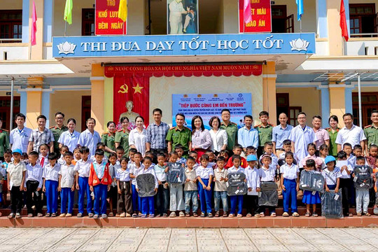 Những bước chân nghĩa tình đến với học sinh vùng khó