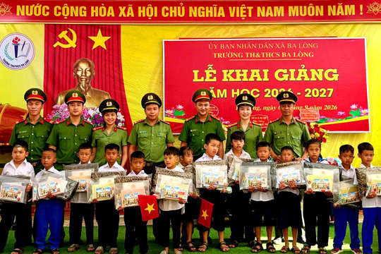 50 học sinh khó khăn ở Ba Lòng được Công an Quảng Trị tiếp sức đến trường