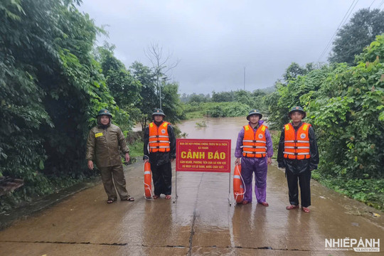 Quảng Trị: Mưa lớn gây sạt lở, khẩn cấp di dời 143 hộ dân