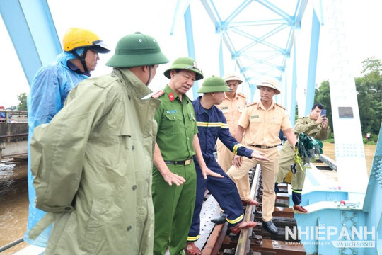 Công an Quảng Trị xuyên mưa lũ, khẩn cấp giải cứu 3 xà lan mắc kẹt tại cầu Mỹ Chánh