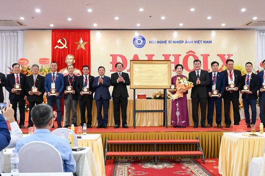 NSNA Trần Thị Thu Đông tái đắc cử Chủ tịch Hội Nghệ sĩ Nhiếp ảnh Việt Nam