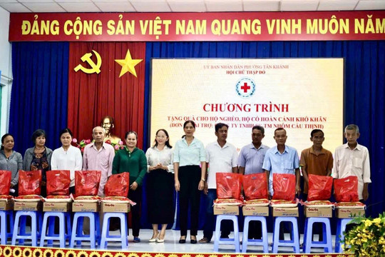 Nhôm Cầu Thịnh đồng hành cùng Hội Chữ thập đỏ phường Tân Khánh (TP.HCM) trao 200 phần quà cho người dân khó khăn