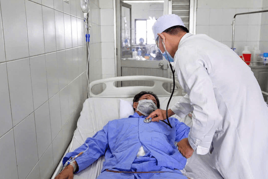 Cứu sống bệnh nhân bị hai thanh sắt xuyên qua đùi và ổ bụng
