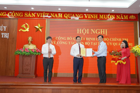 Ủy viên Bộ Chính trị, Bí thư Trung ương Đảng, Trưởng Ban Tổ chức Trung ương trao các quyết định cán bộ tại Quảng Trị