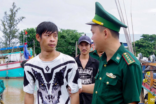 Biên phòng thành phố Cần Thơ tiếp nhận 05 ngư dân gặp nạn trên biển