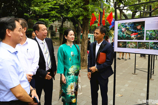 CÂU LẠC BỘ ẢNH BÁO CHÍ HỘI NHÀ BÁO VIỆT NAM 
"Không ngừng nâng cao chất lượng Ảnh Báo chí trước yêu cầu mới".
