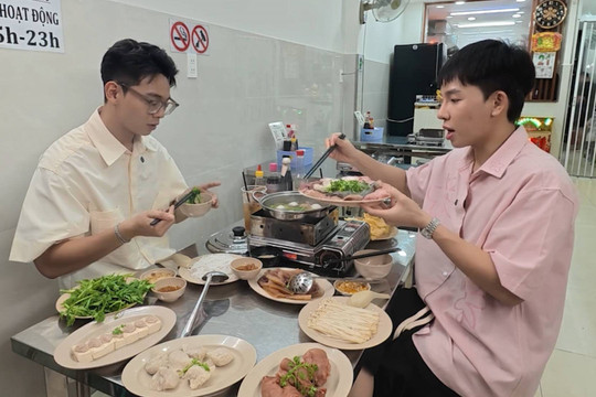 Nam Khánh đưa Kan Hy đến quán ăn gia truyền 50 năm giữa lòng TP.HCM