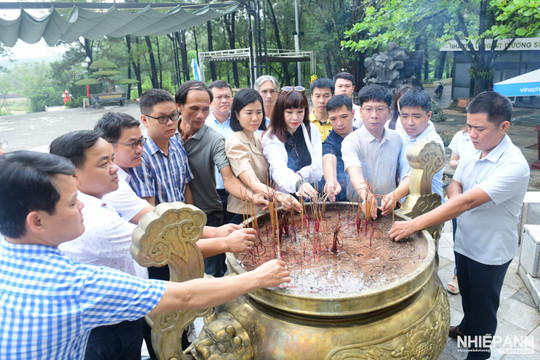 Đoàn phóng viên báo chí Trung ương dâng hương tưởng niệm các anh hùng liệt sĩ tại Nghĩa trang Trường Sơn