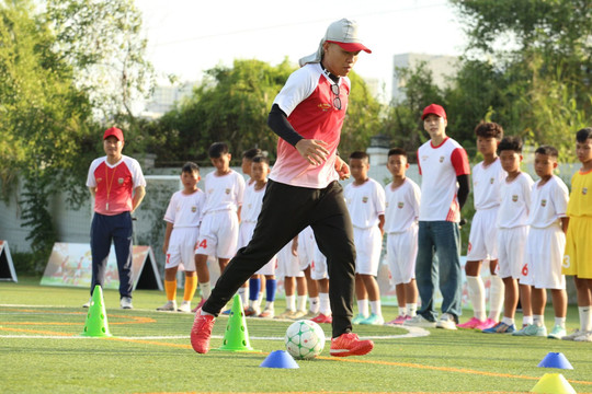Đội trưởng U23 Việt Nam - Lý Đức ngồi ghế HLV khách mời tại “Cầu thủ nhí 2026”