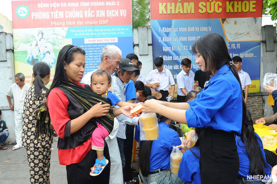 Lan tỏa yêu thương từ những nồi cháo nghĩa tình của thầy và trò trường Trung học cơ sở và Trung học phổ thông Liên Việt Kon Tum