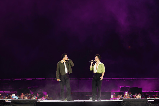 Huỳnh Lập xúc động khi cha đến cổ vũ, Hoàng Dũng cùng mẹ biểu diễn tại concert “Anh Trai Vượt Ngàn Chông Gai”