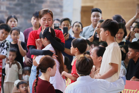 Mái ấm gia đình Việt trao gần 5 tỷ đồng cho trẻ em khó khăn khi ghi hình tại Ninh Bình
