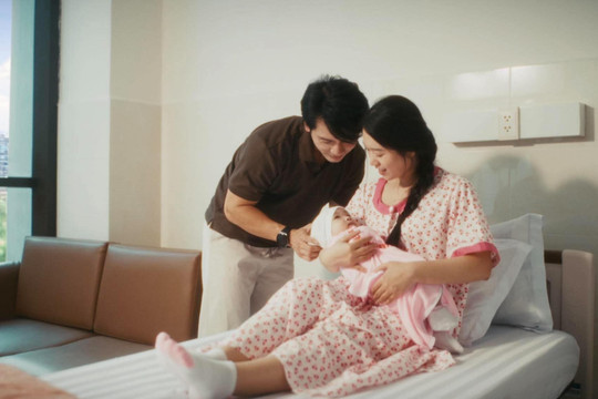 Đạo diễn phim “Ròm” tái hiện cuộc chạy đua giành sự sống cho mẹ và bé trong phim ngắn mới