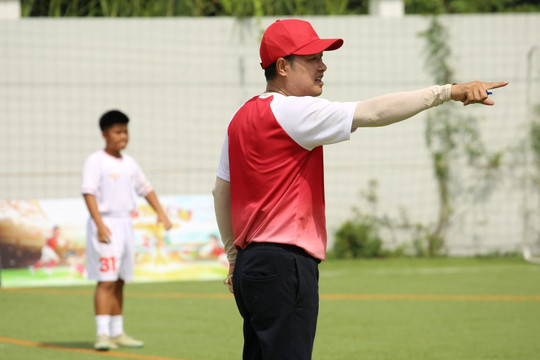 “Cầu thủ nhí 2026”: HLV Hồng Sơn yêu cầu Top 16 “bung hết cỡ” trước trận cầu quyết định Top 10