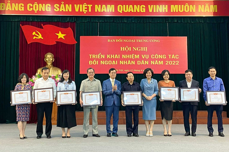 Hội Nghệ sĩ Nhiếp ảnh Việt Nam và NSNA Trần Thị Thu Đông nhận Bằng khen xuất sắc trong Công tác đối ngoại nhân dân