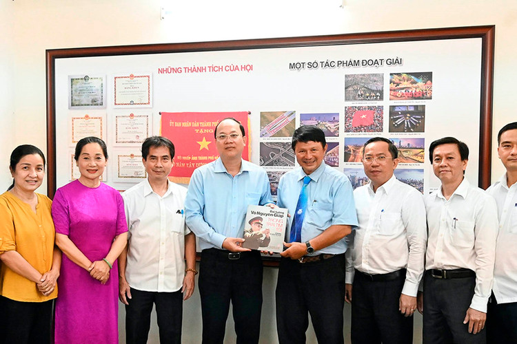 Phó Bí thư Thành ủy Nguyễn Hồ Hải thăm làm việc với Hội Nhiếp ảnh TP HCM