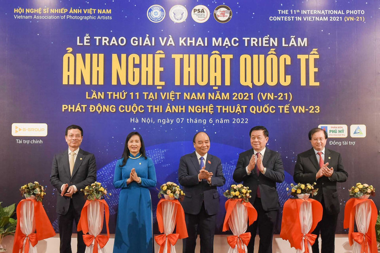 Chủ tịch nước Nguyễn Xuân Phúc dự và trao Huy chương Vàng Cuộc thi Ảnh Nghệ thuật Quốc tế lần thứ 11 tại Việt Nam (VN-21)