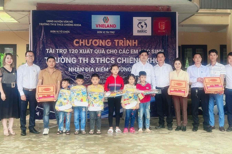Mang yêu thương đến học sinh nghèo trường miền núi TH&THCS Chiềng Khoa (huyện Vân Hồ, tỉnh Sơn La)
