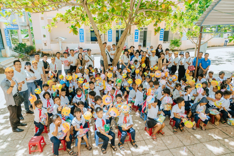 Tạp chí Nhiếp ảnh và Đời sống phối hợp Công ty TNHH Đất Gốc, Viện IMRIC, Viện IRLPIE tiếp tục mang Tết Trung thu đến với trẻ em nghèo tại 3 xã Sông Cầu, Khánh Đông và Sơn Tân (Khánh Hoà).