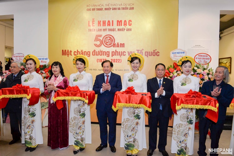 Khai mạc Triển lãm mỹ thuật, nhiếp ảnh “50 năm một chặng đường phục vụ Tổ quốc”