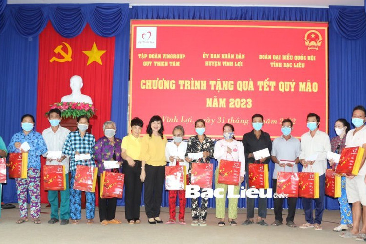 ĐBQH Trần Thị Thu Đông cùng Đoàn Đại biểu Quốc hội tỉnh Bạc Liêu trao 1.000 suất quà tết cho hộ nghèo các địa phương