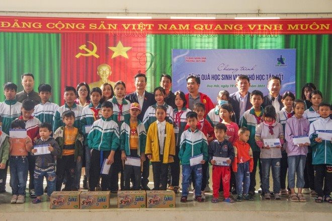 Tân Hiệp Phát trao quà cho học sinh nghèo vượt khó tại Hà Nam
