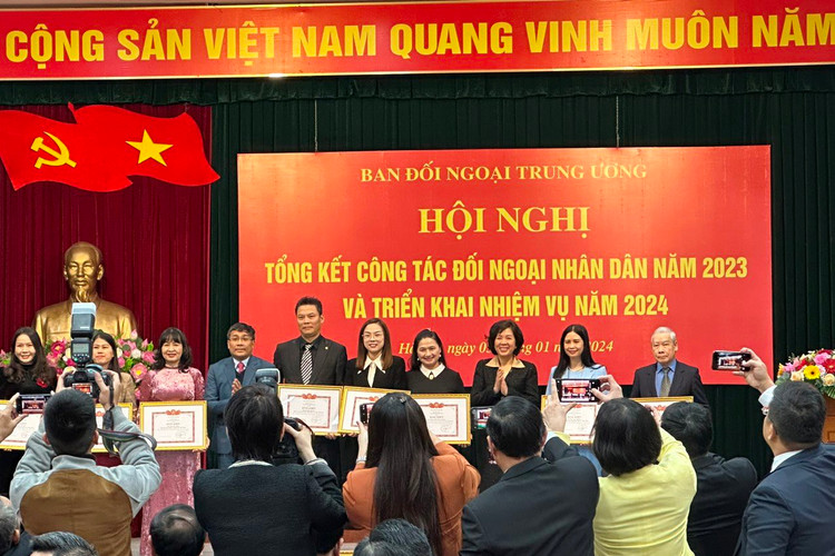 NSNA Trần Thị Thu Đông được tặng Bằng khen trong công tác đối ngoại nhân dân