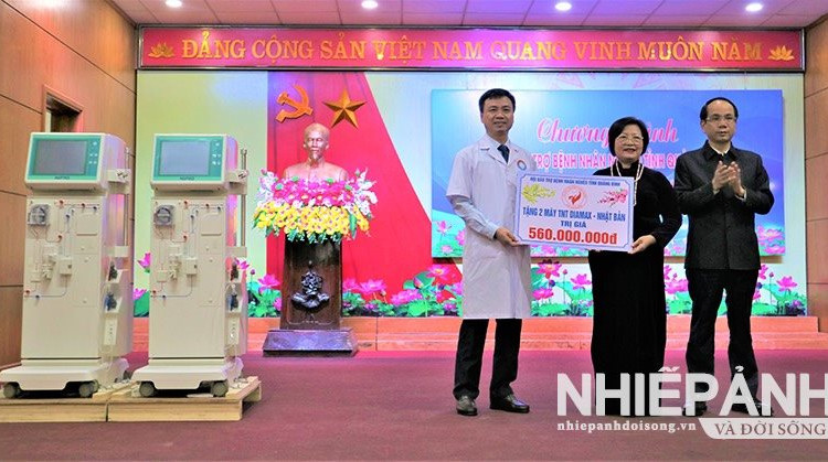 Hội Bảo trợ bệnh nhân nghèo tỉnh Quảng Bình trao tặng 2 máy chạy thận trị giá gần 600 triệu đồng