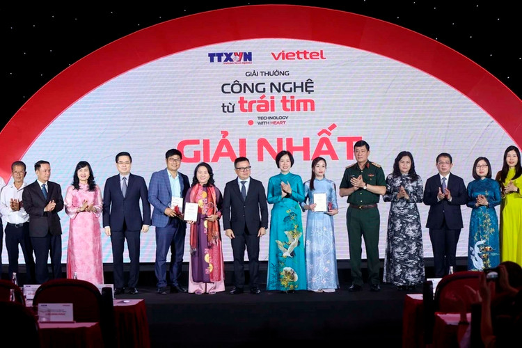 Trao giải thưởng "Công nghệ từ trái tim - Technology with heart"